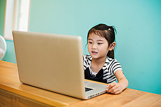 女孩,坐,笔记本电脑,教室