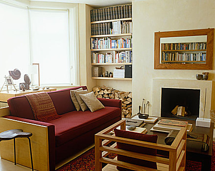 木质,框架,红色,沙发,面对,茶几,正面,壁炉,靠近,一堆,原木,下面,书架