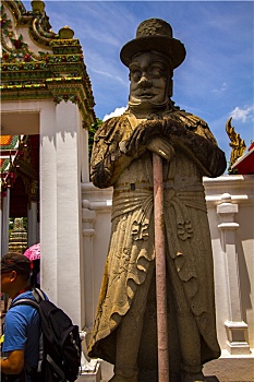 泰国曼谷郑王庙,庙宇门前的石像雕刻中国式石仲翁