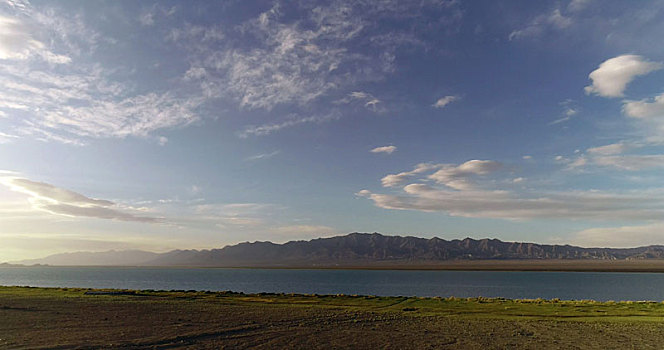 青海海西州,夏日小柴旦湖,湖水碧蓝清澈景色优美