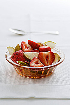 草莓,梨,沙拉,玻璃碗