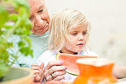 老年,女人,幼儿,孙女,吃,瓜片,花园桌