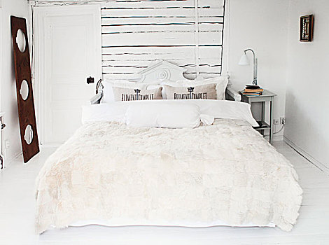 毛皮,毯子,垫子,双人床,雕刻,木质,床头板,白色,横图,木板,墙壁