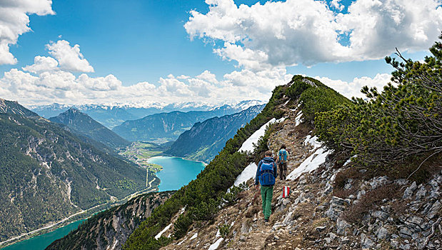 两个,远足,徒步旅行,穿过,风景,湖,阿亨湖地区,提洛尔,奥地利,欧洲