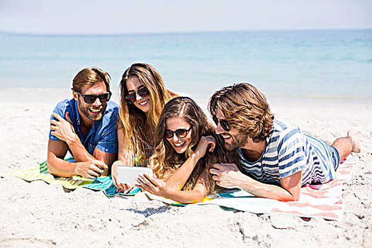 高兴,朋友,张望,手机,卧,海滩,躺着,沙子,晴天