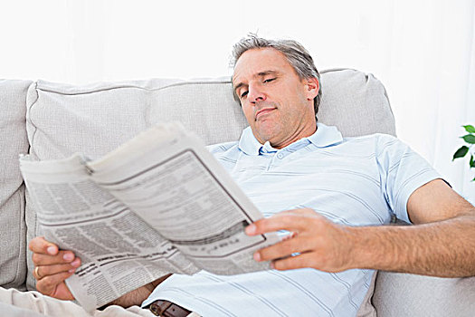 男人,读,报纸,沙发,在家,客厅