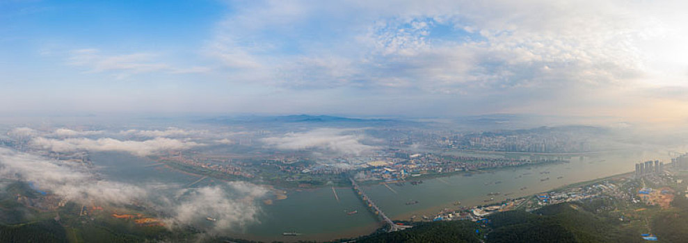 广西梧州,云雾飘渺似仙境