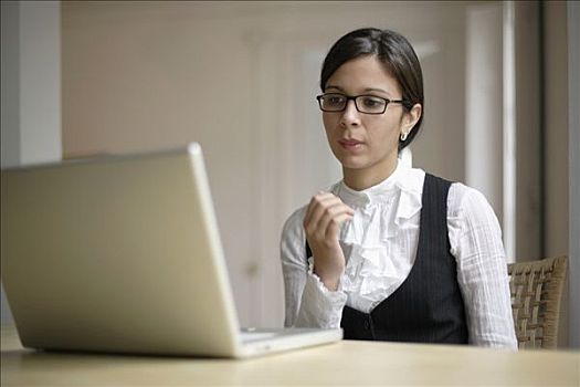 职业女性,坐,笔记本电脑