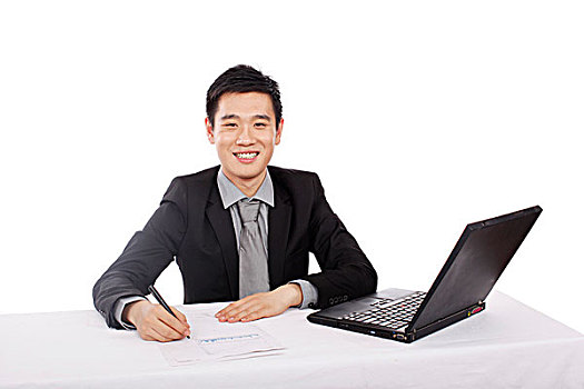 一个青年商务男士在办公室里看电脑