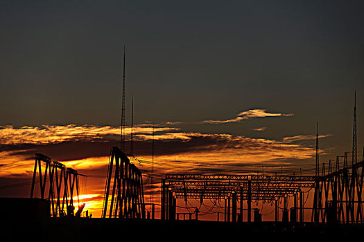 夕阳下的高压线塔