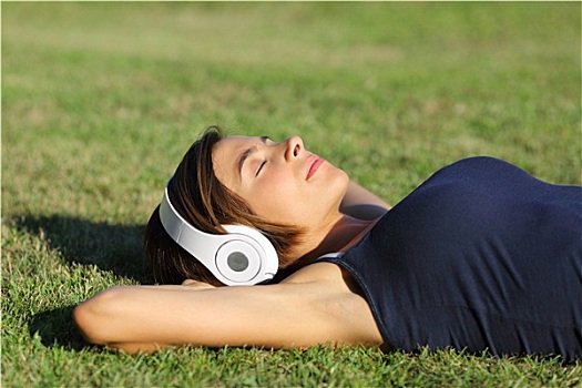 放松,女人,听,音乐,耳机,躺着,草