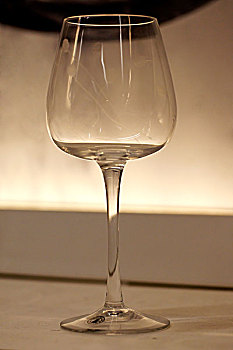 一个透明的玻璃酒杯