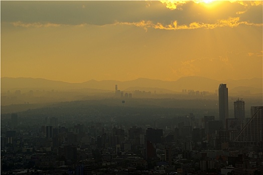 夏天,城市