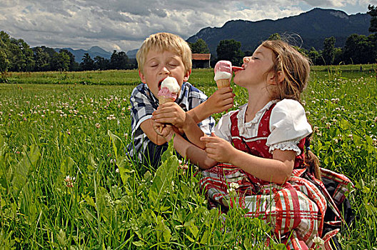 男孩,女孩,装束,舔,蛋卷,冰淇淋,夏天,阿尔卑斯草甸