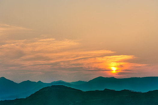 夏季里落日余晖中漂亮的晚霞