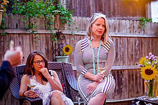 两个女人,花园派对,坐,交谈