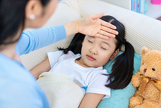 母親照顧生病的女兒