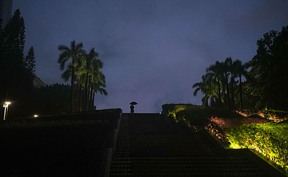 羊城广州清明大雨中的天河公园夜景