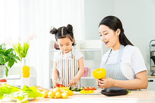 妈妈和女儿一起做饭