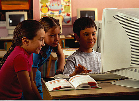 三个孩子,用电脑,教室