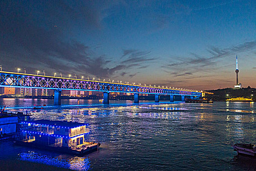 夜幕下的武汉长江大桥景色