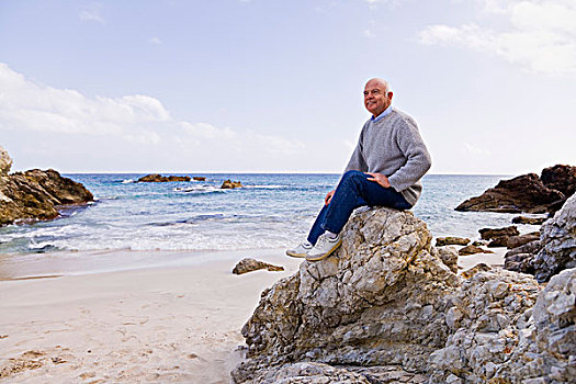 男人,坐,岩石上,海滩