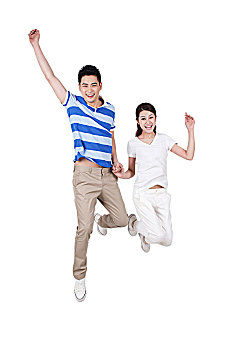 一个青年男人和一个青年女人牵手跳跃