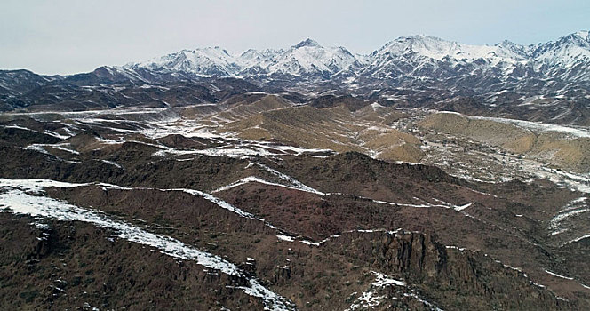 新疆哈密,春季降瑞雪,天山施粉黛