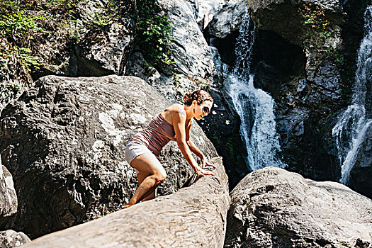 女人,攀登,岩石上,靠近,瀑布