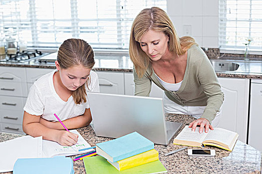 母亲,使用笔记本,女儿,家庭作业