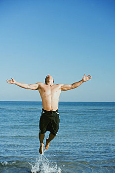 中年,男人,跳跃,海滩,伸展胳膊
