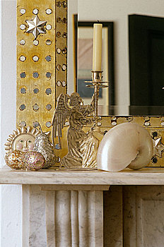 特写,大理石,壁炉架,金色,镜子,鹦鹉螺贝壳,小雕像,烛台