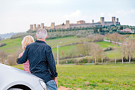 后视图,游客,情侣,看,堡垒,风景,锡耶纳,托斯卡纳,意大利