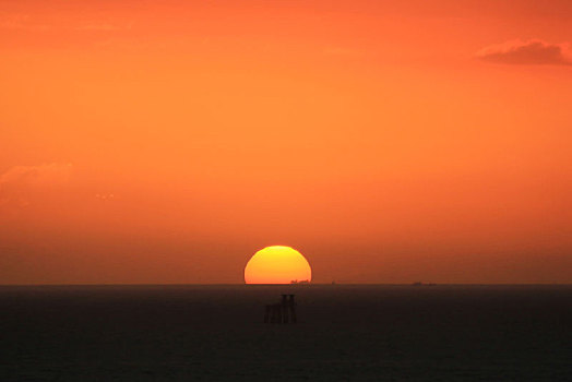 海上日出