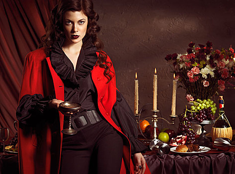 女人,红色,外套,拿着,葡萄酒,高脚杯,站立,桌子,残留,喜庆,餐饭