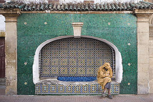 男人,坐,喷泉,摩洛哥