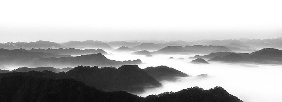 湖南湘西山间的云海