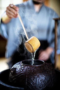 特写,传统,日本茶,典礼,男人,竹子,长柄勺,倒出,热,水