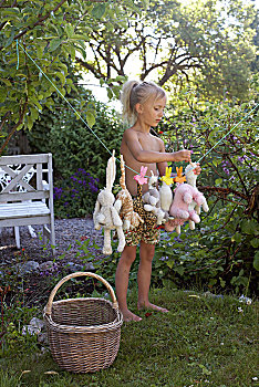 女孩,悬挂,玩具,晾衣绳,花园
