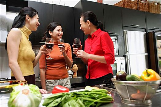 三个女人,厨房,拿着,葡萄酒杯,交谈