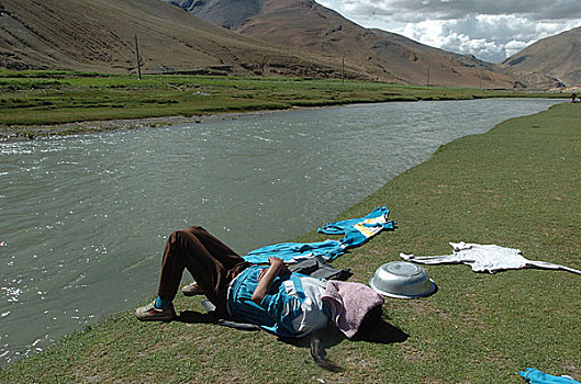 一个人躺在草地上休息