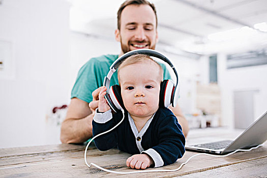 男婴,耳机,书桌
