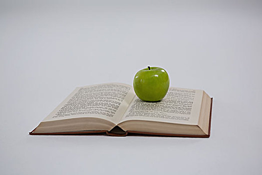 青苹果,翻书,白色背景,背景