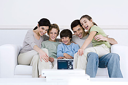 家庭,坐,一起,沙发,姿势,数码相机,前景