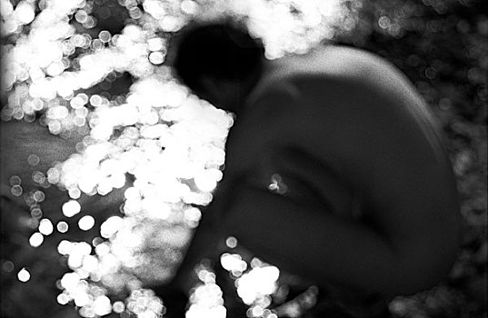 模糊,裸露,男人,蜷缩,水边,水,闪闪发光,太阳,奥地利,八月,2008年