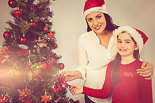 母女,悬挂,圣诞装饰,树上,在家,客厅