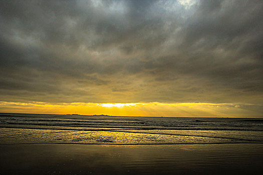 夕阳下的海边沙滩