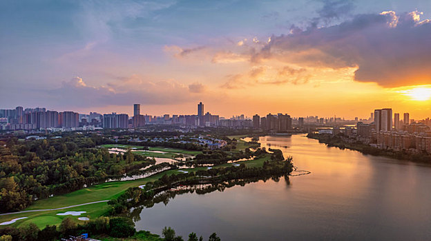 夕阳下高尔夫球场及其别墅