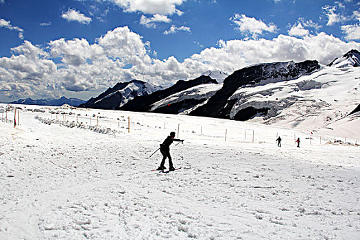 瑞士著名山峰少女峰滑雪的人