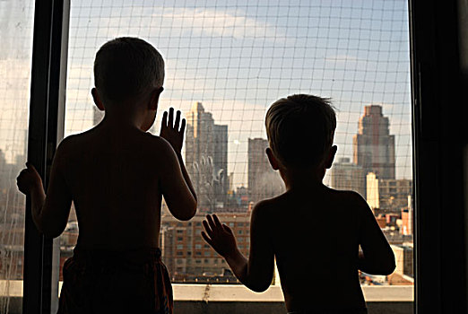 剪影,两个,男孩,游泳,看,室外,酒店,窗户,曼哈顿,天际线,纽约,美国,2008年